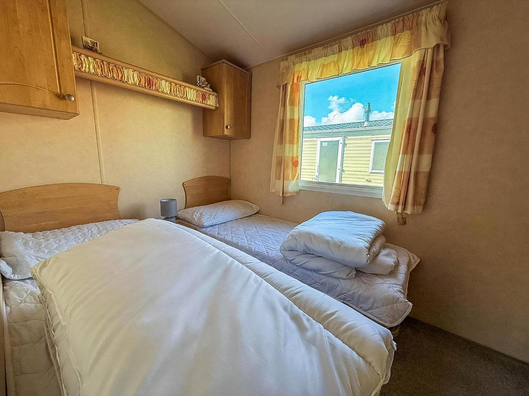 Lovely 6 Berth Caravan At Naze Marine Holiday Park In Essex Ref 17003C วอลตัน-ออน-เดอะ-เนซ ภายนอก รูปภาพ